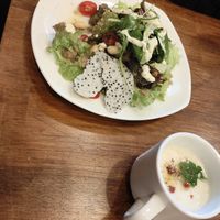  at Unique (V) Pizzeria SUKHASANA in Osaka
