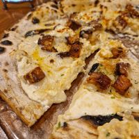 Pizza mit tempeh (super rauchig und lecker) at Unique (V) Pizzeria SUKHASANA in Osaka