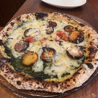 Pesto base pizzaa  at Unique (V) Pizzeria SUKHASANA in Osaka