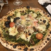 Check out the whole pieces of baked potato on the pizza. 👀   at Unique (V) Pizzeria SUKHASANA in Osaka