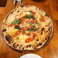pizza margherita bianca at Unique (V) Pizzeria SUKHASANA in Osaka