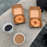 Apfel-Zimt und Peanutbutter-Jelly at Donuthek in Paderborn