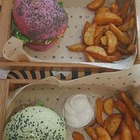 Burger e patate divine at Flower Burger - Corso Garibaldi in Milan