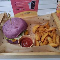 Flower burger and potato wedges with ketchup at Flower Burger - Corso Garibaldi in Milan