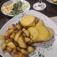 „Käse“-Schnitzel mit Bratkartoffeln  at Gaststätte Zur Turnhalle in Limburg