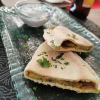 Pan de pita relleno de patata y puerro (vegan) at La Vermuteria in Solsona