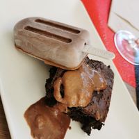 Brownie y helado de chocolate (vegetariano) at La Vermuteria in Solsona
