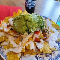 Nachos amb guacamole, pico de gallo i formatge vegà at La Vermuteria in Solsona