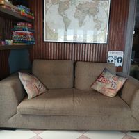 Rincón con sof, juegos y mapamundi. at La Vermuteria in Solsona