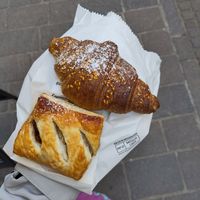 Apfelplunder und Vollkorncroissant mit Himbeermarmelade at Bäckerei Grandi in Bolzano