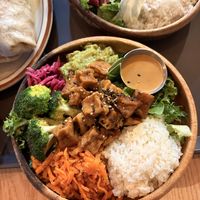 Bowl con riso, verdure, tofu in salsa teryaki, guacamole e salsa al burro di arachidi   at Plant Cafe & Kitchen - Yeonnam in Seoul