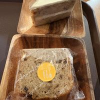 Carrot cake e banana bread   at Plant Cafe & Kitchen - Yeonnam in Seoul