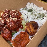 Riz quinoa avec plantains, kimchi, salade verte tomate oignon et boulettes de champignons épicées   at GangNam Falafel in Paris