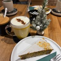 carrot cake & pumpkin spice latte 😋  at Leni's Sweet and Salty in Maulburg
