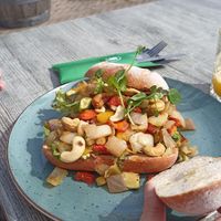 Glutenvrij brood met roerbakgroenten at De Turfsteker in Westerbork