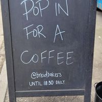 Hinweistafel auf der Straße at Breid Bakers in East London