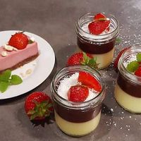 Jahodový vegan raw cheesecake, vegan puding at Jídelna U tří Vegetariánů in Usti Nad Orlici
