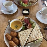 Sandwich met gemarineerde pulled mushrooms, jackfruit kroketjes met vegan mayo en een mango-wortel soepje  at Bij Cosineros in Zuidlaren