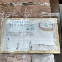 Tiny sign outside of entrance at La 23 Restaurante Vegetariano in Pereira