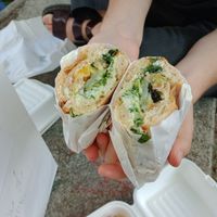 Dwich vert (le frais) : tempura courgettes, poivron padrón, brocoli brûlé, pickles de concombre, cébette, mayo ail confit, jus fumé at Plan D - DWICH & Glace in Paris