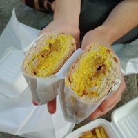 Dwich jaune (l'acidulé) : chou fleur pané, carottes marinées rôties, pickles oignons, mayo citron-curry, jus fumé at Plan D - DWICH & Glace in Paris