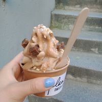 Sundae : glace à l'italienne noisette, fudge, sauce pralinée, noisettes grillées at Plan D - DWICH & Glace in Paris