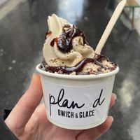Sundae snickers  at Plan D - DWICH & Glace in Paris