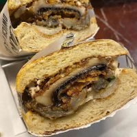 Dwich brun : champignon portobello façon fried chicken, compotée champignons et oignons, effeuillé endives xérès, châtaigne fraîche, topinambour fondant, sauce fumée, pain  at Plan D - DWICH & Glace in Paris