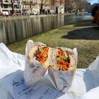 'Le Dwich Banh D' with crispy tofu and veggies (10€), eaten at the nearby canal at Plan D - DWICH & Glace in Paris