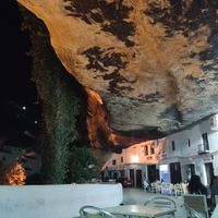 La terraza es espectacular. El bar está metido en la montaña at Bar Frasquito in Setenil De Las Bodegas