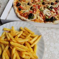 Vegan pizza and chips at Dolce Vita in Ohrid