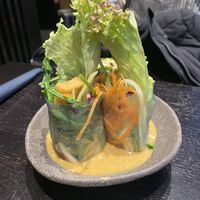 Vietnamesische Sommerrollen in Bananen-Erdnusssauce  at Citta in Hamburg