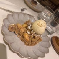 Apple crumble with vanilla ice at Ohh Boy in Athens