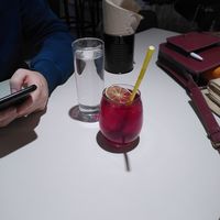 Boisson hibiscus et fleur de sureau at Kitsune Burgers in Brussels