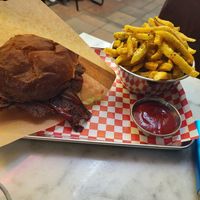 B*con burger et frites aux algues pour 15.50e ! #Veganuary at Kitsune Burgers in Brussels