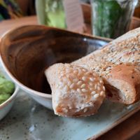 Ofenwarmes Brot mit Avocado-Dip (Vorspeise) at Hans im Glück in Kiel