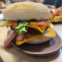 VETIELLA DOBLE
Hamburguesa de vetiella con doble de queso, bacon y hamburguesa. at A Flama in Zaragoza