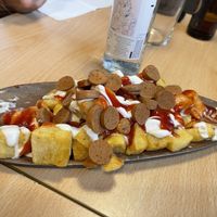 SALCHIPAPAS 
Patatas fritas con veganesa, ketchup y salchicha frankfurt vegana. at A Flama in Zaragoza