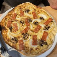 PIZZA CARBONARA 
Salsa carbonara, champiñones, cebolla y bacon at A Flama in Zaragoza