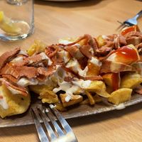 BRAVAS BACON 
Patatas fritas con veganesa, ketchup y bacon. at A Flama in Zaragoza