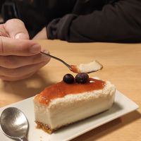 Le cheesecake absolument délicieux, très apprécié par mon copain carniste 😂 at A Flama in Zaragoza