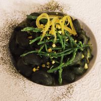 Pasta all'alga spirulina, salicornia, riccioli di buccia di limone candito. Il mare nel piatto. at Linfa in Milan