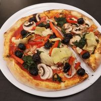 Vabene Pizza. Mit Champignons, Artischocken, Paprika, Oliven und Spinat at Vabene! Pizzeria & Aperitivo in Aachen