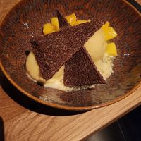 Overheerlijk sorbet ijs met mango, munt crumble en chocolade/kokos koekje at Liff in Assen