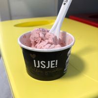 Aardbei sorbet ijs 😋 at Ijsbaas in Margraten
