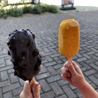 Amandel-chocolade ijs en mango ijs; er mogen nog meer varianten vegan gelato knots komen 😋   at Ijsbaas in Margraten