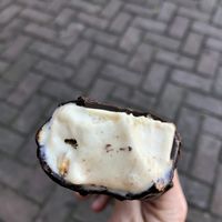 Hele stukken amandel in het amandelijs en een dikke laag pure chocolade  at Ijsbaas in Margraten