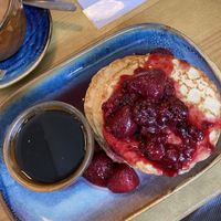 Vegan pancakes with berries at m'Eating Point in Llangollen