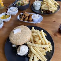 Burger mit Trüffelmajo und Gyros Teller mit dem besten Tzatziki. Dazu Pilze mit Ajoli    at Haus No. Sieben in Wilhelmshaven