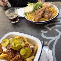 Steakteller oben, loaded fries unten  at Deli in Leipzig
